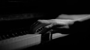 Fond d'ecran, piano, pianiste, noir et blanc