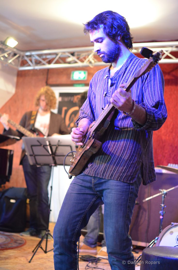 Guitariste de l'IMEP Paris College of Music dans la soirée du cycle libre à l'Improviste à Paris en juin 2014