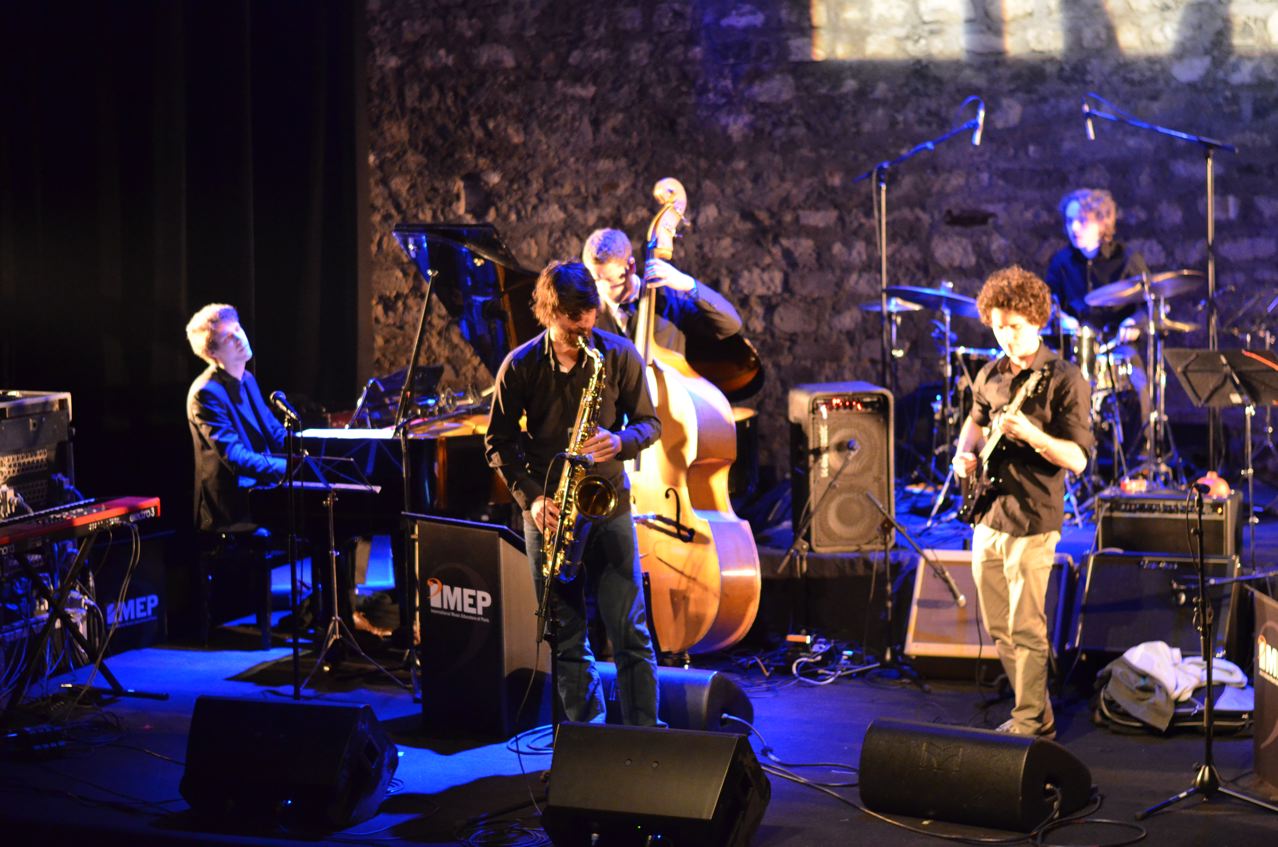 Ensemble de l'IMEP au Café de la Danse Promotion 2014