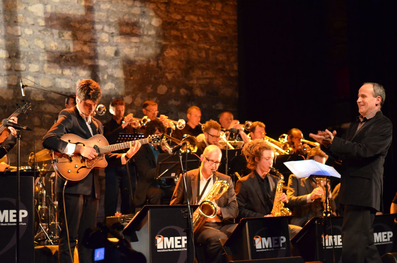 François Fichu, co-fondateur de l'IMEP dirige le Big Band accompagné par Sylvain Luc