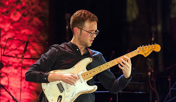 Ancien élève et guitariste Hugo Sachetti en concert au Café de la Danse