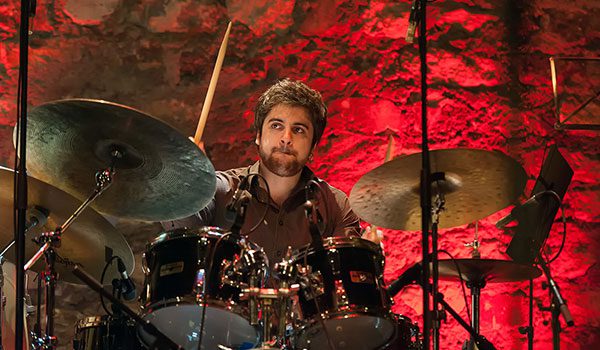 Ancien élève de l'IMEP Paris College of Music et batteur Florian Pons au Café de la Danse