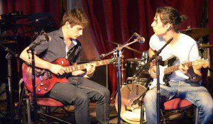 Echanges entres deux élèves et guitariste de l'IMEP Paris College of Music