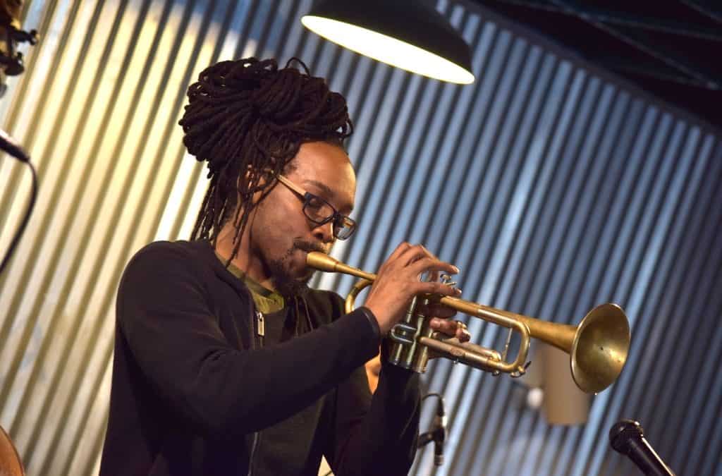 Le Guitariste et trompettiste Josiah Woodson rejoint